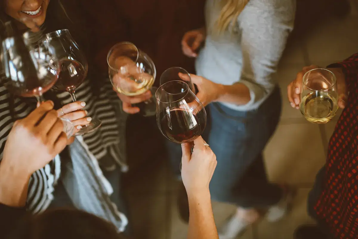 wine-tasting-tips A group of people at an Oklahoma wine tasting
